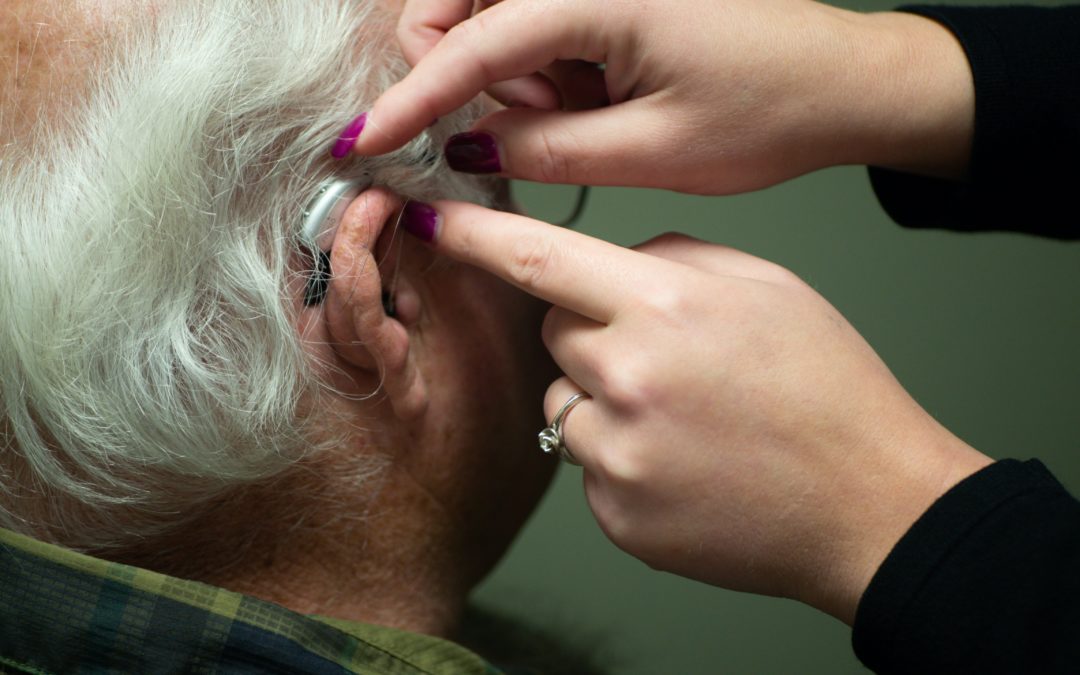 Les Sourds lisent-ils mieux les visages ? Ce que la science révèle sur notre perception des émotions